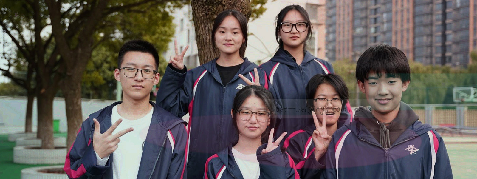 深色底上交错排布的网格线与虚线，构成抽象的数据纹理，不含人物与地点